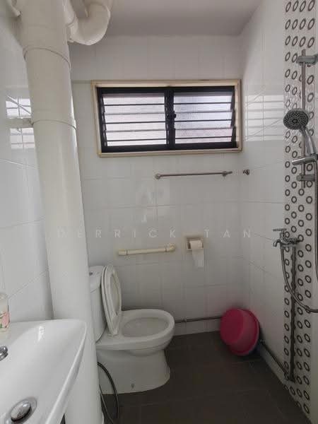 744 Bedok Reservoir Road, 744 Bedok Reservoir Road, Bedok / Upper East Coast, 2 Bedrooms, 721 sqft, HDB Flat For Sale, by Derrick Tan, 500297046 - Bathroom - PropertyGuru.com.sg