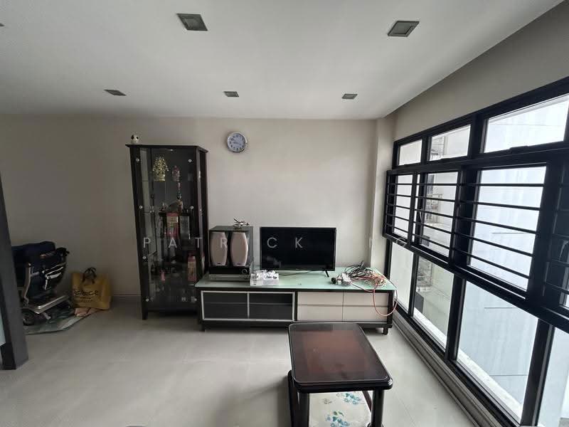 49 Jalan Tiga, 49 Jalan Tiga, Eunos / Geylang / Paya Lebar, 3 Bedrooms, 1,001 sqft, HDB Flat For Sale, by Patrick Ang, 500297158 - Living Room - PropertyGuru.com.sg