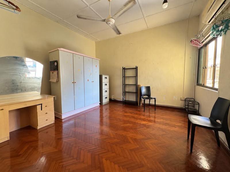 Top Floor, Pitched Roof, Below Valuation, 317 upper paya lebar road, Eunos / Geylang / Paya Lebar, 3 Bedrooms, 1,287 sqft, Walk-up Apartment For Sale, by Tien Tien Chen, 500297174 - Bedroom - PropertyGuru.com.sg