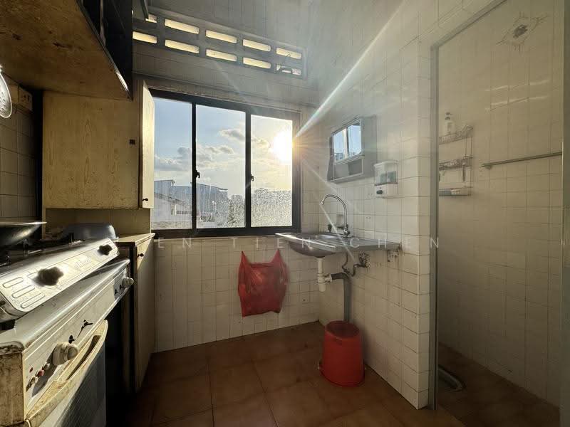 Top Floor, Pitched Roof, Below Valuation, 317 upper paya lebar road, Eunos / Geylang / Paya Lebar, 3 Bedrooms, 1,287 sqft, Walk-up Apartment For Sale, by Tien Tien Chen, 500297174 - Kitchen - PropertyGuru.com.sg