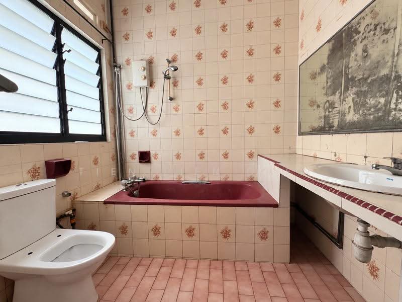 Top Floor, Pitched Roof, Below Valuation, 317 upper paya lebar road, Eunos / Geylang / Paya Lebar, 3 Bedrooms, 1,287 sqft, Walk-up Apartment For Sale, by Tien Tien Chen, 500297174 - Bathroom - PropertyGuru.com.sg