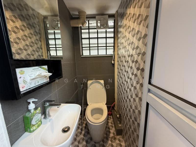 177 Toa Payoh Central, 177 Toa Payoh Central, Balestier / Toa Payoh, 3 Bedrooms, 680 sqft, HDB Flat For Rent, by Morgans Ng Lin Ting, 500297203 - Bathroom - PropertyGuru.com.sg