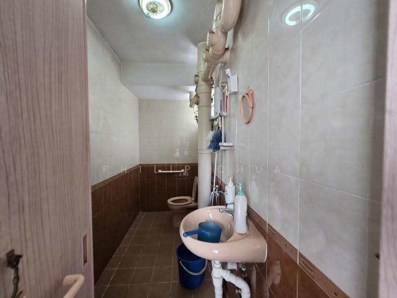 535 Jurong West Street 52, 535 Jurong West Street 52, Boon Lay / Jurong / Tuas, 2 Bedrooms, 721 sqft, HDB Flat For Sale, by Philip Chua, 500297225 - Bathroom - PropertyGuru.com.sg