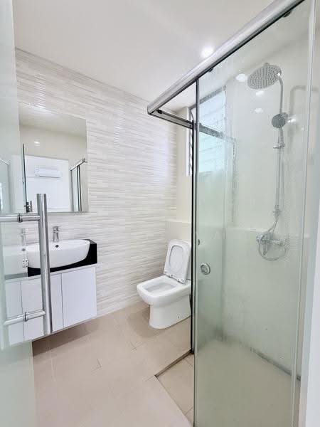 Kim Sia Court, 1 Jalan Jintan, Orchard / River Valley, 2 Bedrooms, 1,066 sqft, Apartment For Sale, by Kennie Yau, 500297245 - Bathroom - PropertyGuru.com.sg
