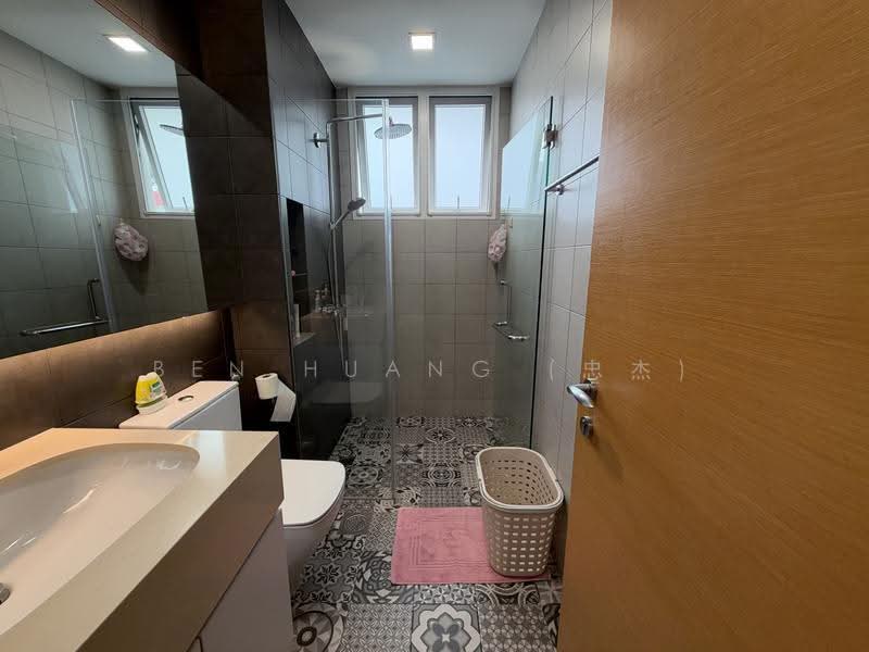 SEEN Rare 3 Storey Semi-D @ Seletar Estate Near Greenwich, Neram / Mimosa / Saraca, Seletar / Yio Chu Kang, 5 Bedrooms, 3,200 sqft, Semi-Detached House For Sale, by Ben Huang (忠杰), 500297260 - Bathroom - PropertyGuru.com.sg