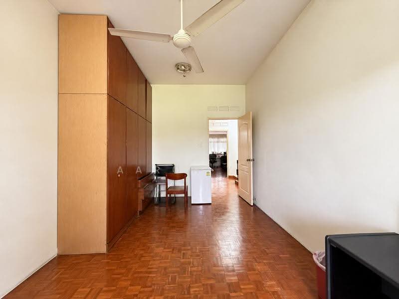 C.H.E.A.P 2 Storey Inter Terrace for Sale D19, Kovan Landed Estate, Serangoon Gardens Estate, Hougang / Punggol / Sengkang, 4 Bedrooms, 2,000 sqft, Terraced House For Sale, by Aaron Yeo, 500297268 - PropertyGuru.com.sg
