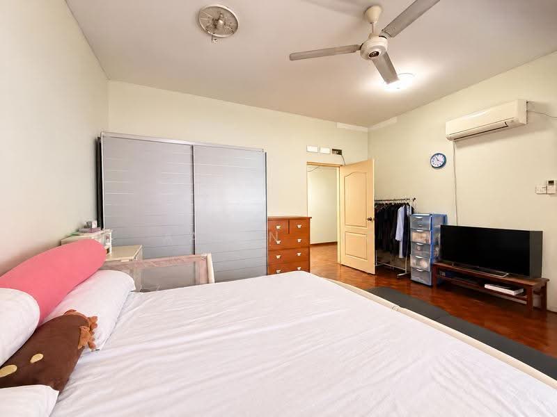 C.H.E.A.P 2 Storey Inter Terrace for Sale D19, Kovan Landed Estate, Serangoon Gardens Estate, Hougang / Punggol / Sengkang, 4 Bedrooms, 2,000 sqft, Terraced House For Sale, by Aaron Yeo, 500297268 - Bedroom - PropertyGuru.com.sg