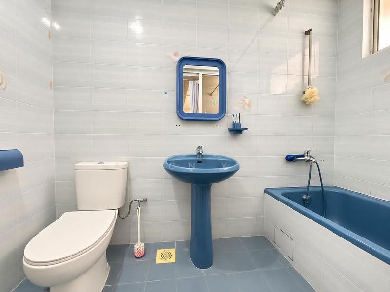 C.H.E.A.P 2 Storey Inter Terrace for Sale D19, Kovan Landed Estate, Serangoon Gardens Estate, Hougang / Punggol / Sengkang, 4 Bedrooms, 2,000 sqft, Terraced House For Sale, by Aaron Yeo, 500297268 - Bathroom - PropertyGuru.com.sg