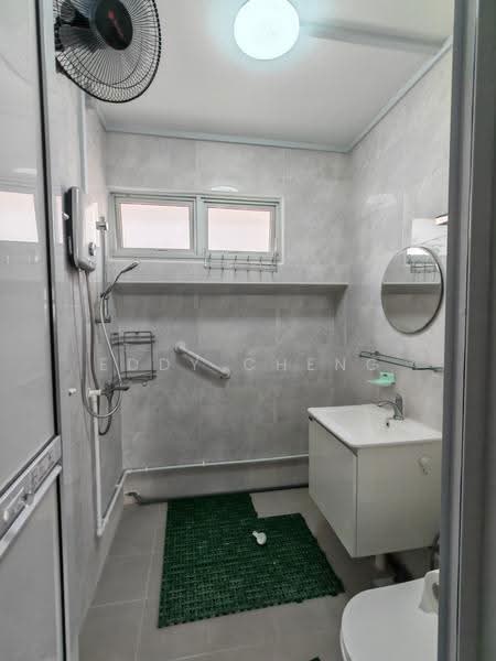 220 Hougang Street 21, 220 Hougang Street 21, Hougang / Punggol / Sengkang, 2 Bedrooms, 812 sqft, HDB Flat For Rent, by Eddy Cheng, 500297282 - Bathroom - PropertyGuru.com.sg