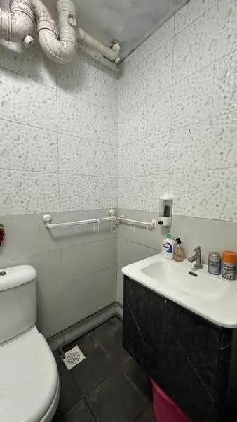 272B Jurong West Street 24, 272B Jurong West Street 24, Boon Lay / Jurong / Tuas, 3 Bedrooms, 1,206 sqft, HDB Flat For Rent, by Shirley Chong, 500297392 - Bathroom - PropertyGuru.com.sg