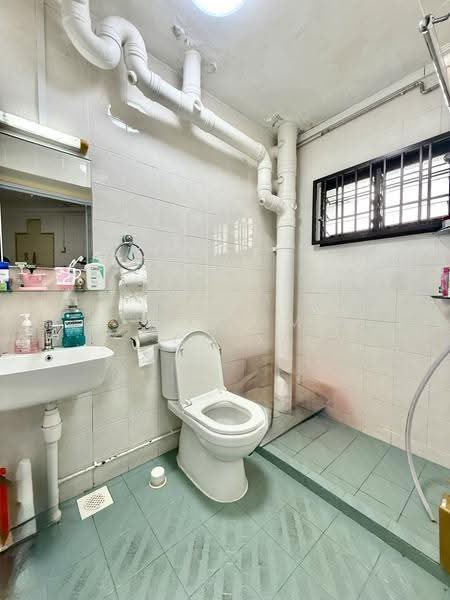 549 Woodlands Drive 44, 549 Woodlands Drive 44, Admiralty / Woodlands, 3 Bedrooms, 1,076 sqft, HDB Flat For Sale, by William Quek, 500297418 - Bathroom - PropertyGuru.com.sg