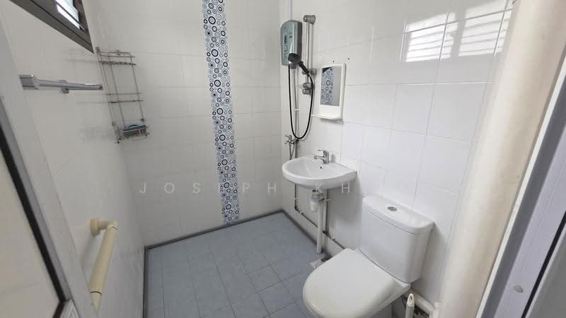 614 Hougang Avenue 8, 614 Hougang Avenue 8, Hougang / Punggol / Sengkang, Room Rental, 200 sqft, HDB Flat For Rent, by Joseph Khoo, 500297573 - Master Bathroom - PropertyGuru.com.sg