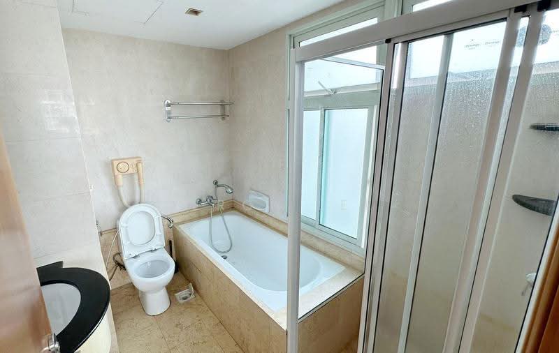 Queens, 12 Stirling Road, Alexandra / Commonwealth, Room Rental, 165 sqft, Condominium For Rent, by Jeron Lee, 500297623 - Bathroom - PropertyGuru.com.sg