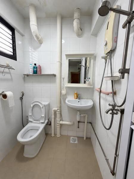 327 Hougang Avenue 5, 327 Hougang Avenue 5, Hougang / Punggol / Sengkang, Room Rental, 120 sqft, HDB Flat For Rent, by Gary Ong, 500297637 - Bathroom - PropertyGuru.com.sg