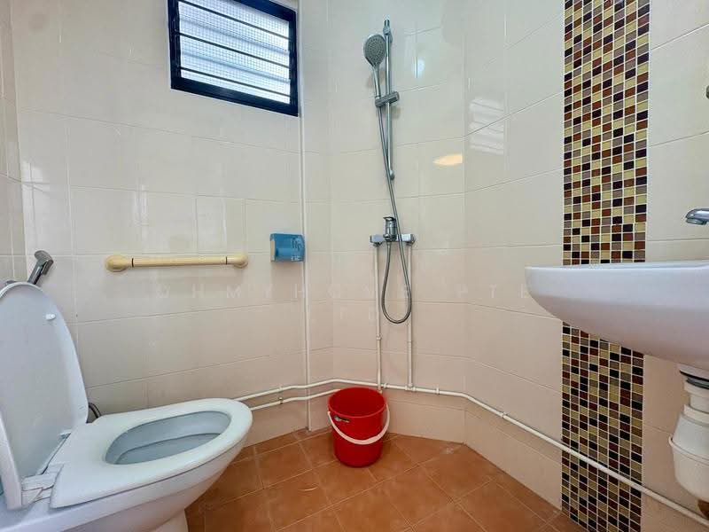 101 Jurong East Street 13, 101 Jurong East Street 13, Boon Lay / Jurong / Tuas, 2 Bedrooms, 731 sqft, HDB Flat For Sale, by STEVEN NG, 500297725 - Bathroom - PropertyGuru.com.sg
