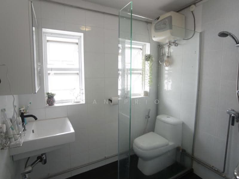Best of Tiong Bahru Bright/Best View/Walkup, Eng Watt Street, Alexandra / Commonwealth, 2 Bedrooms, 1,045 sqft, Conservation House For Sale, by Susan Prior, 500297844 - Bathroom - PropertyGuru.com.sg