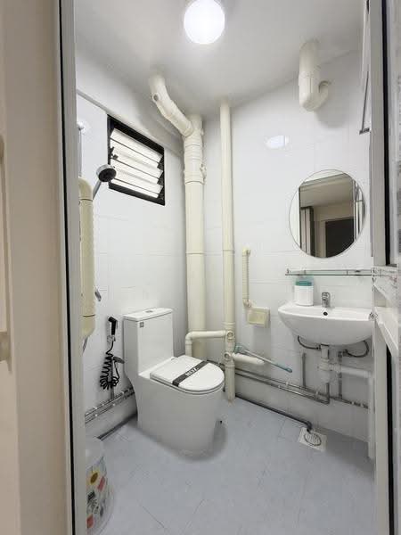 245 Jurong East Street 24, 245 Jurong East Street 24, Boon Lay / Jurong / Tuas, 2 Bedrooms, 721 sqft, HDB Flat For Rent, by Serene Ng, 500297922 - Master Bathroom - PropertyGuru.com.sg