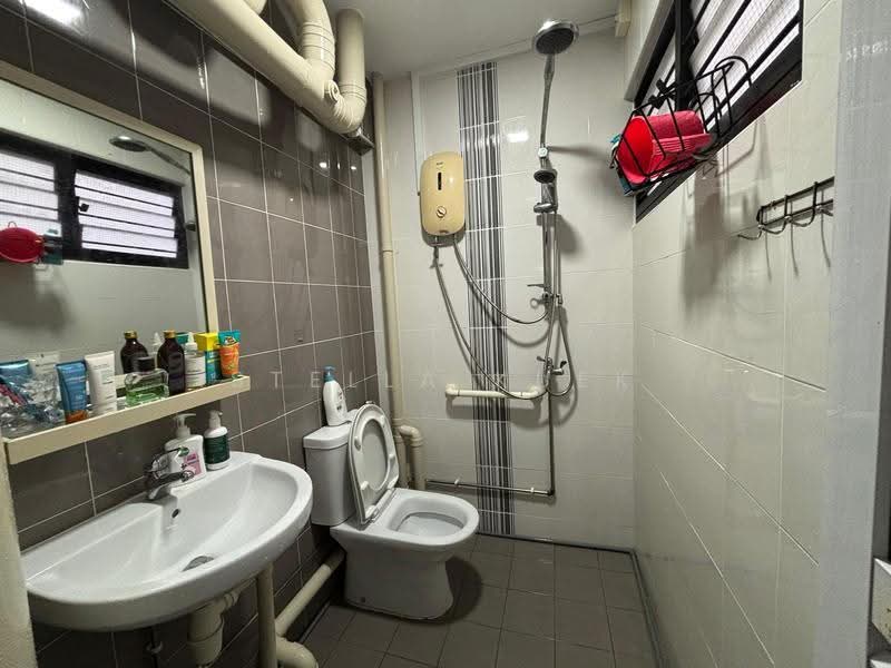 128 Bukit Batok West Avenue 6, 128 Bukit Batok West Avenue 6, Dairy Farm / Bukit Panjang / Choa Chu Kang, 3 Bedrooms, 1,055 sqft, HDB Flat For Rent, by Stella Kuek, 500297928 - Master Bathroom - PropertyGuru.com.sg