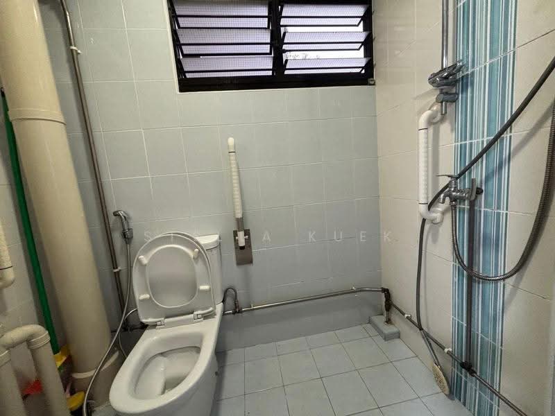 128 Bukit Batok West Avenue 6, 128 Bukit Batok West Avenue 6, Dairy Farm / Bukit Panjang / Choa Chu Kang, 3 Bedrooms, 1,055 sqft, HDB Flat For Rent, by Stella Kuek, 500297928 - Bathroom - PropertyGuru.com.sg