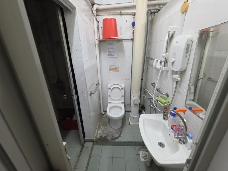 28 Jalan Bukit Merah. HDB Shop, 28 Jalan Bukit Merah, Alexandra / Commonwealth, 300 sqft, Shop / Shophouse For Rent, by Shelly Koh, 500297989 - Bathroom - CommercialGuru.com.sg