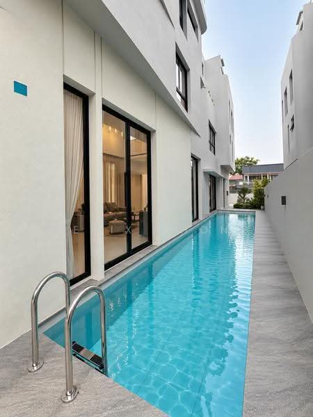 Siglap Road, Siglap, East Coast / Marine Parade, 5 Bedrooms, 9,000 sqft, Detached House For Sale, by Kenix Chong, 500298129 - Swimming pool - PropertyGuru.com.sg