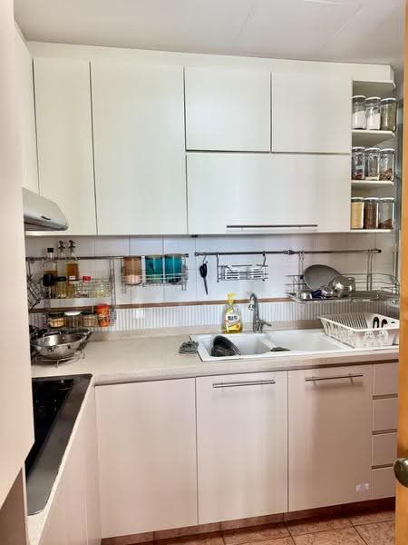 Guilin View, 26 Bukit Batok Street 52, Dairy Farm / Bukit Panjang / Choa Chu Kang, 2 Bedrooms, 861 sqft, Condominium For Rent, by Lee Yoong Tai Esther, 500298156 - Kitchen - PropertyGuru.com.sg
