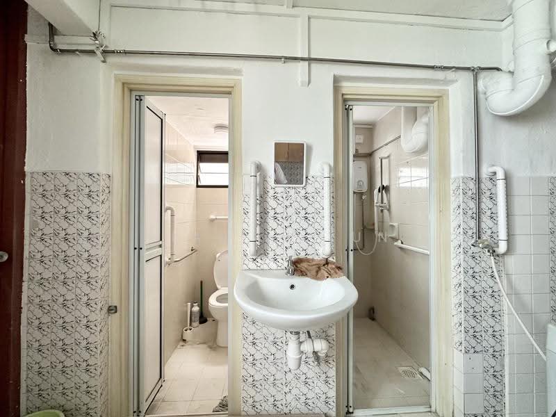 157 Lorong 1 Toa Payoh, 157 Lorong 1 Toa Payoh, Balestier / Toa Payoh, 2 Bedrooms, 721 sqft, HDB Flat For Rent, by Liau Li Jun, 500298215 - Bathroom - PropertyGuru.com.sg