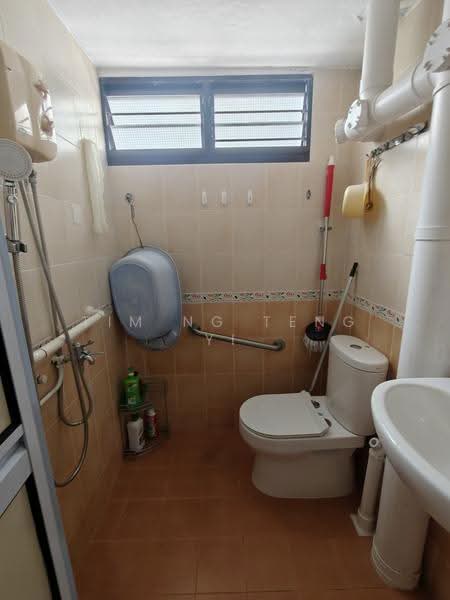 33 Bedok South Avenue 2, 33 Bedok South Avenue 2, Bedok / Upper East Coast, 2 Bedrooms, 785 sqft, HDB Flat For Sale, by Tim Ng Teng Yi, 500298253 - Bathroom - PropertyGuru.com.sg