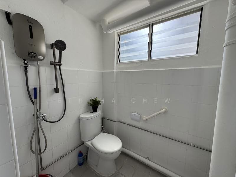207 Bukit Batok Street 21, 207 Bukit Batok Street 21, Dairy Farm / Bukit Panjang / Choa Chu Kang, 2 Bedrooms, 780 sqft, HDB Flat For Rent, by Bertha Chew, 500298267 - Bathroom - PropertyGuru.com.sg