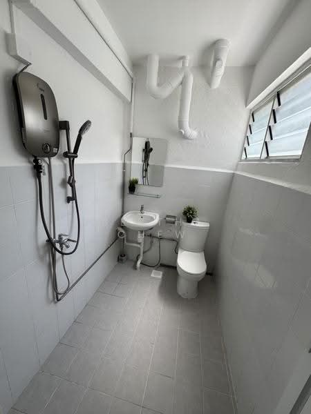 207 Bukit Batok Street 21, 207 Bukit Batok Street 21, Dairy Farm / Bukit Panjang / Choa Chu Kang, 2 Bedrooms, 780 sqft, HDB Flat For Rent, by Bertha Chew, 500298267 - Bathroom - PropertyGuru.com.sg