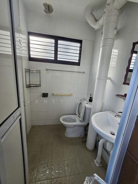 153 Yishun Street 11, 153 Yishun Street 11, Sembawang / Yishun, 4 Bedrooms, 1,442 sqft, HDB Flat For Rent, by Janet Wong, 500298279 - Bathroom - PropertyGuru.com.sg