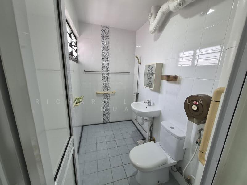 651 Yishun Avenue 4, 651 Yishun Avenue 4, Sembawang / Yishun, 3 Bedrooms, 1,302 sqft, HDB Flat For Sale, by Richard Lim (Hua Hua), 500298290 - Bathroom - PropertyGuru.com.sg