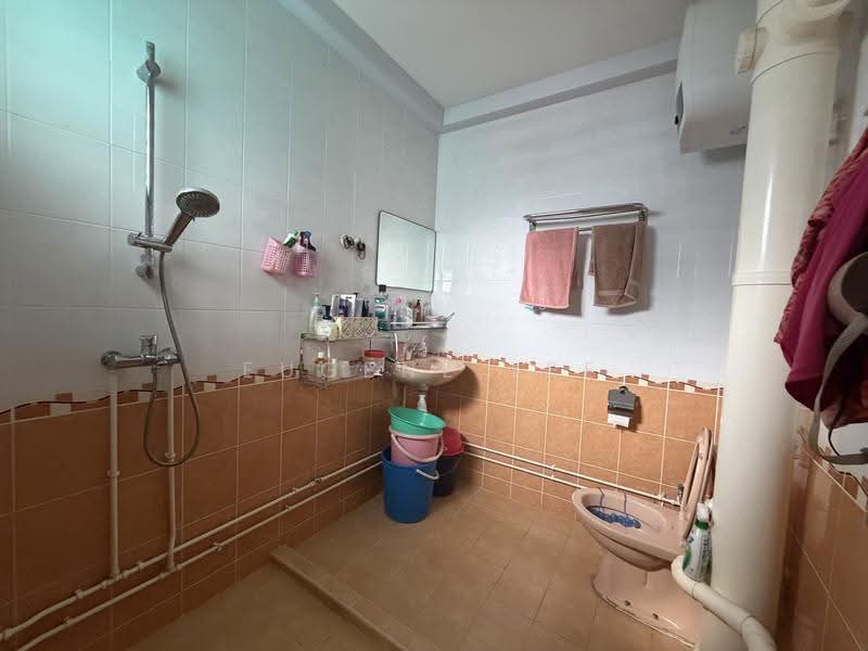 336 Jurong East Avenue 1, 336 Jurong East Avenue 1, Boon Lay / Jurong / Tuas, 4 Bedrooms, 1,679 sqft, HDB Flat For Sale, by Eugene Lee, 500298296 - Bathroom - PropertyGuru.com.sg