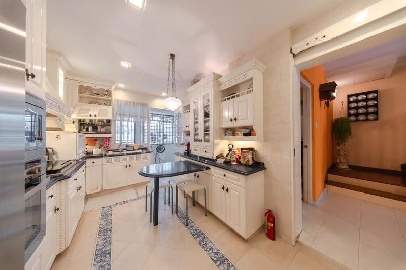 Freehold 2-storey intermediate terrace house in D05, Buona Vista / West Coast / Clementi New Town, 4 Bedrooms, 2,100 sqft, Terraced House For Sale, by Harvey Chia, 500298321 - Kitchen - PropertyGuru.com.sg