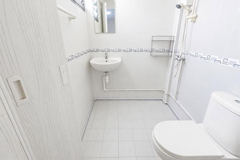 693 Hougang Street 61, 693 Hougang Street 61, Hougang / Punggol / Sengkang, 3 Bedrooms, 958 sqft, HDB Flat For Sale, by PROPSELLER PTE. LTD., 500298322 - Bathroom - PropertyGuru.com.sg
