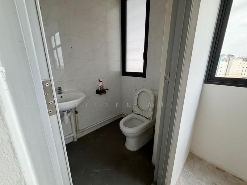 UB. One, 81 Ubi Avenue 4, Eunos / Geylang / Paya Lebar, 926 sqft, Light Industrial (B1) For Rent, by Eileen Au, 500298357 - Bathroom - CommercialGuru.com.sg