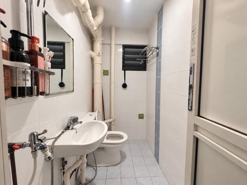 325 Bukit Batok Street 33, 325 Bukit Batok Street 33, Dairy Farm / Bukit Panjang / Choa Chu Kang, 3 Bedrooms, 904 sqft, HDB Flat For Rent, by Larry Mah, 500298402 - Bathroom - PropertyGuru.com.sg
