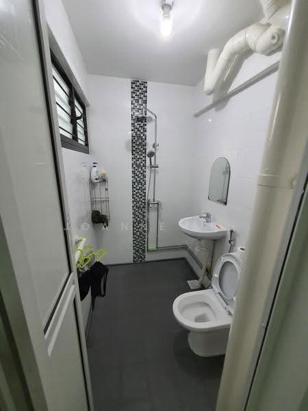 513 Hougang Avenue 10, 513 Hougang Avenue 10, Hougang / Punggol / Sengkang, 3 Bedrooms, 904 sqft, HDB Flat For Rent, by Joanne Peh, 500298432 - Bathroom - PropertyGuru.com.sg