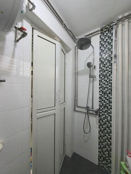 513 Hougang Avenue 10, 513 Hougang Avenue 10, Hougang / Punggol / Sengkang, 3 Bedrooms, 904 sqft, HDB Flat For Rent, by Joanne Peh, 500298432 - Bathroom - PropertyGuru.com.sg