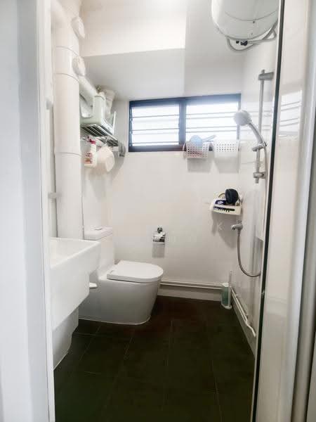 572 Ang Mo Kio Avenue 3, 572 Ang Mo Kio Avenue 3, Ang Mo Kio / Bishan / Thomson, 2 Bedrooms, 990 sqft, HDB Flat For Rent, by Loh Tuck Keong, 500298475 - Bathroom - PropertyGuru.com.sg