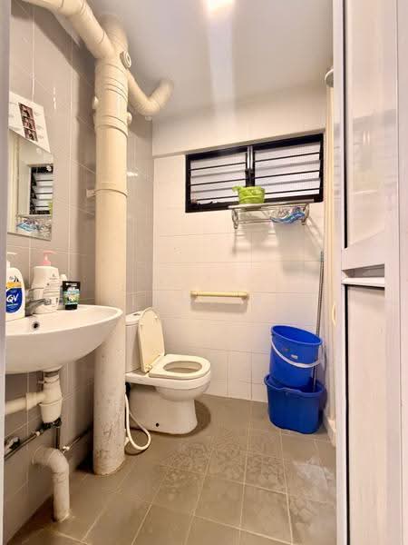 102 Bedok Reservoir Road, 102 Bedok Reservoir Road, Bedok / Upper East Coast, 2 Bedrooms, 721 sqft, HDB Flat For Sale, by Jimmy Ng, 500298603 - Common Bathroom - PropertyGuru.com.sg