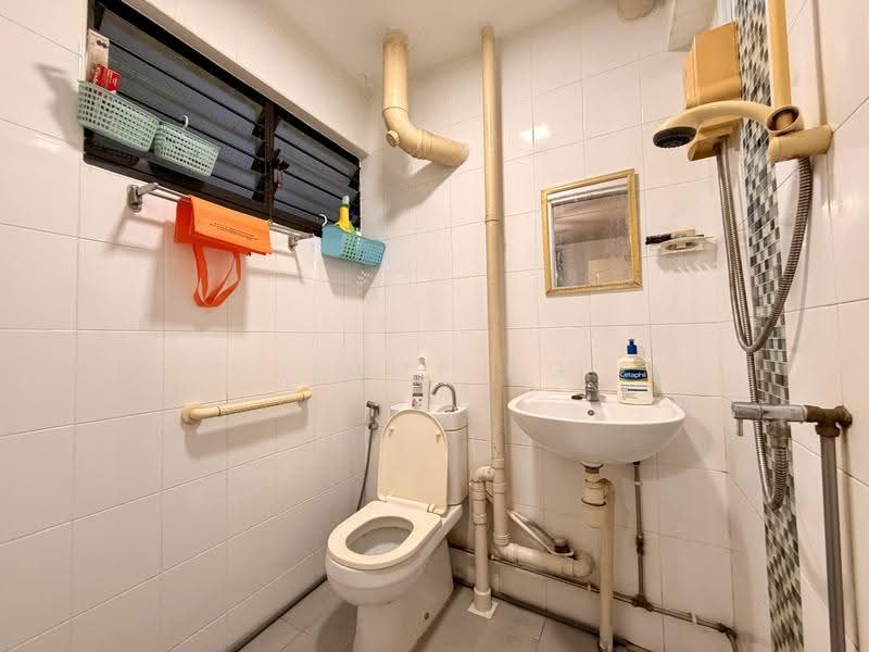 102 Bedok Reservoir Road, 102 Bedok Reservoir Road, Bedok / Upper East Coast, 2 Bedrooms, 721 sqft, HDB Flat For Sale, by Jimmy Ng, 500298603 - Master Bathroom - PropertyGuru.com.sg