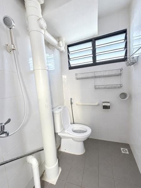 93 Bedok North Avenue 4, 93 Bedok North Avenue 4, Bedok / Upper East Coast, 3 Bedrooms, 990 sqft, HDB Flat For Sale, by Benjamin Tan Boo Tian, 500298678 - Bathroom - PropertyGuru.com.sg