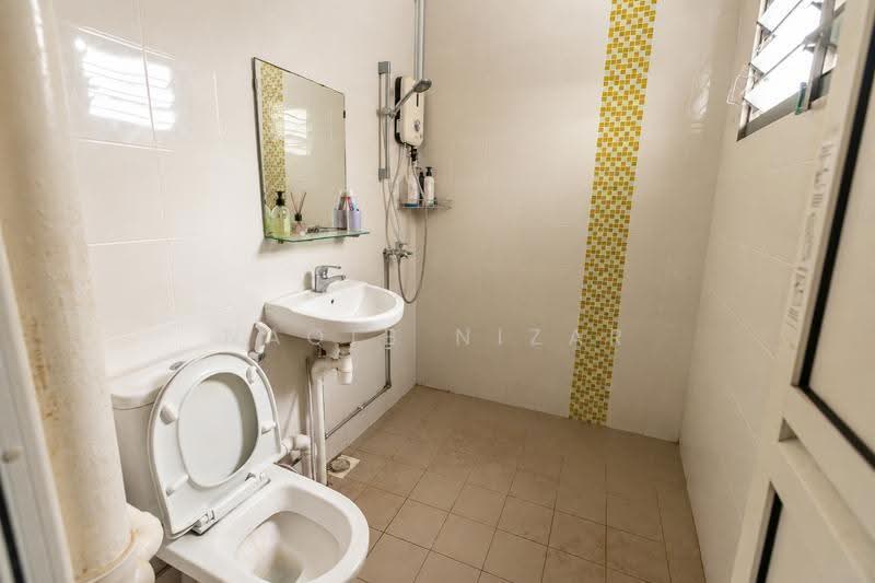 467 Tampines Street 44, 467 Tampines Street 44, Pasir Ris / Tampines, 3 Bedrooms, 1,130 sqft, HDB Flat For Sale, by Naqib Nizar, 500298825 - MASTER TOILET - PropertyGuru.com.sg