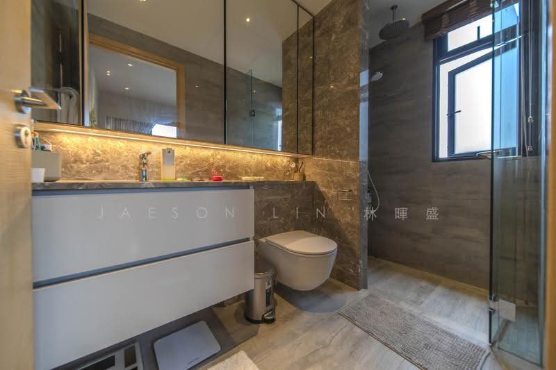 RARE Top Floor. UNBLOCKED GCB Views. $150k Designer Reno, Tanglin / Holland / Bukit Timah, 2 Bedrooms, 721 sqft, Apartment For Sale, by Jaeson Lin 林暉盛, 500298842 - Bathroom - PropertyGuru.com.sg