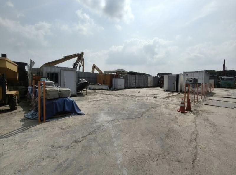 Open yard suit excavator storage