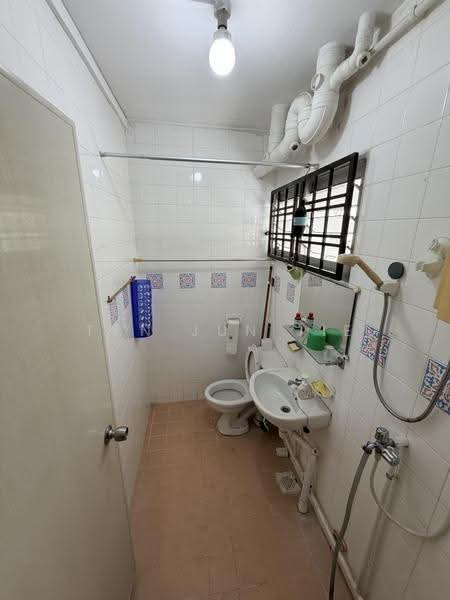 670 Jalan Damai, 670 Jalan Damai, Eunos / Geylang / Paya Lebar, 4 Bedrooms, 1,378 sqft, HDB Flat For Sale, by Tan Jun Jie, 500299193 - Bathroom - PropertyGuru.com.sg