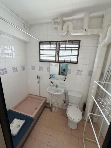 670 Jalan Damai, 670 Jalan Damai, Eunos / Geylang / Paya Lebar, 4 Bedrooms, 1,378 sqft, HDB Flat For Sale, by Tan Jun Jie, 500299193 - Master Bathroom - PropertyGuru.com.sg