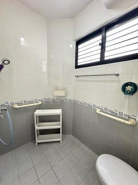 339 Jurong East Avenue 1, 339 Jurong East Avenue 1, Boon Lay / Jurong / Tuas, 2 Bedrooms, 796 sqft, HDB Flat For Sale, by Kaili Ong, 500299322 - Bathroom - PropertyGuru.com.sg