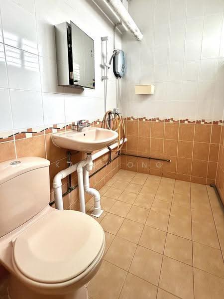 339 Jurong East Avenue 1, 339 Jurong East Avenue 1, Boon Lay / Jurong / Tuas, 2 Bedrooms, 796 sqft, HDB Flat For Sale, by Kaili Ong, 500299322 - Bathroom - PropertyGuru.com.sg